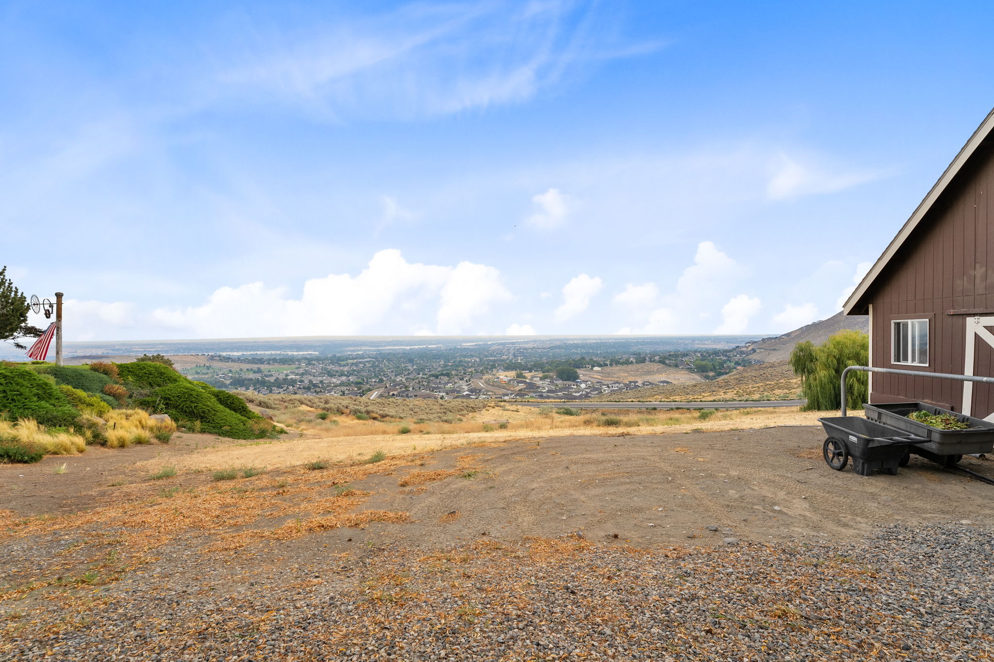 Property Photo: 1254 N Bermuda Rd WA 99352