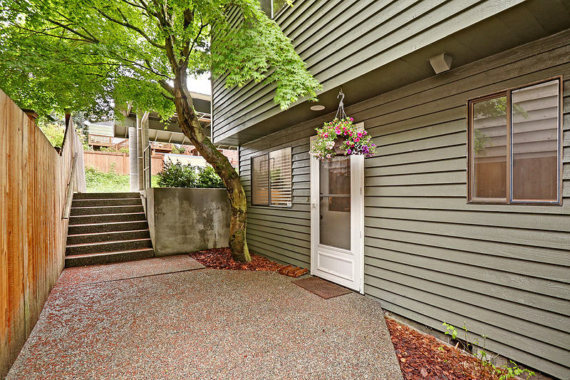 Property Photo:  5932 Fauntleroy Wy SW 4  WA 98136 