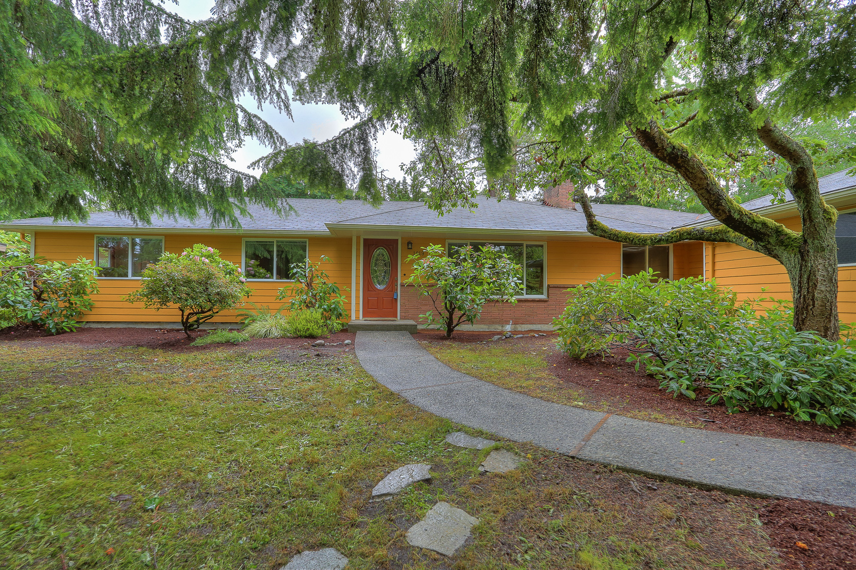 Property Photo: Front 1619 N 202nd Place WA 98133