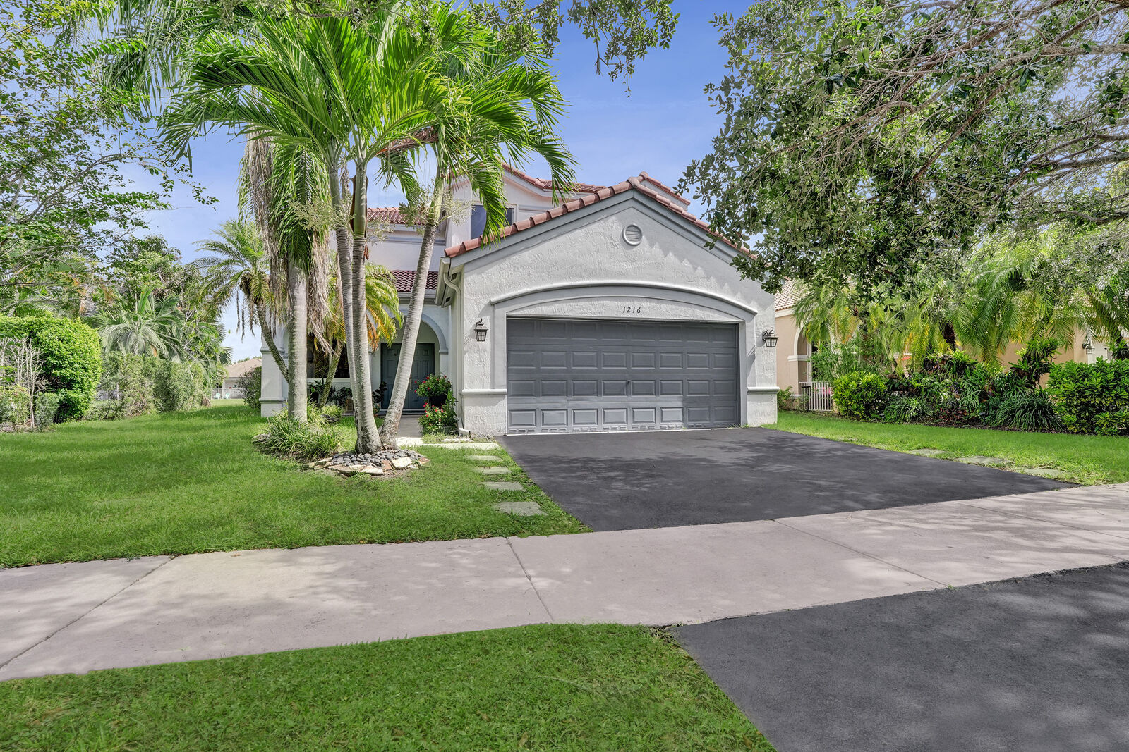 Property Photo: 1216 Chinaberry Dr FL 33327